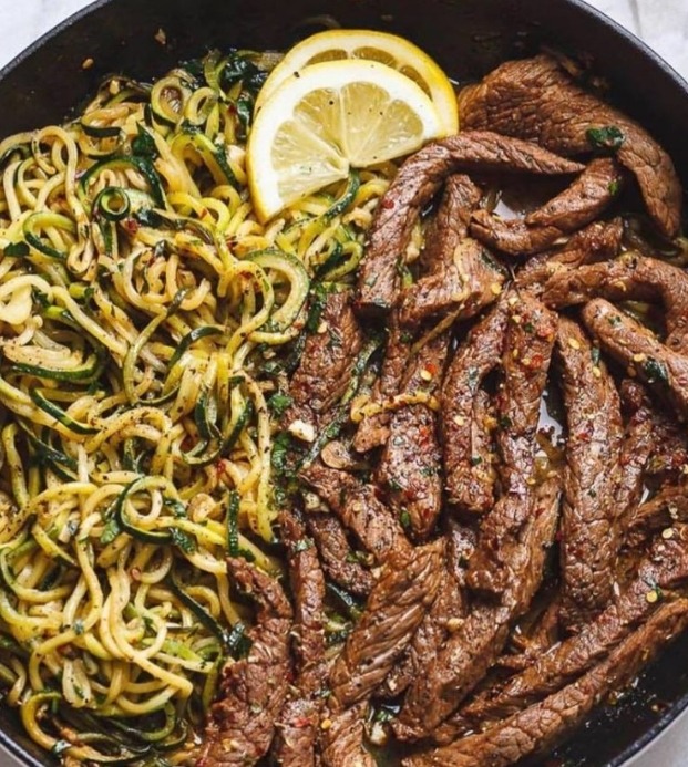 GARLIC BUTTER STEAK AND ZUCCHINI NOODLES - Easy Recipes