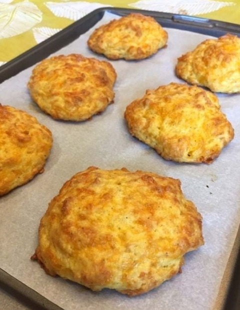 INGREDIENTS: 4 eggs 2 cups shredded Cheddar cheese 1 cup almond flour 2 tsp baking powder 2 tbsp butter melted 1 tsp garlic powder 1/8 tsp black pepper INSTRUCTIONS: Preheat the oven to 425F. Line a baking sheet with parchment paper. Whisk the eggs in a bowl with a fork, then add Cheddar cheese, melted butter, almond flour, baking powder, garlic powder and pepper. Mix with a fork until combined. Use a large spoon to scoop the dough onto a baking sheet, making 10 biscuits. Bake keto biscuits in the oven for 15 minutes.