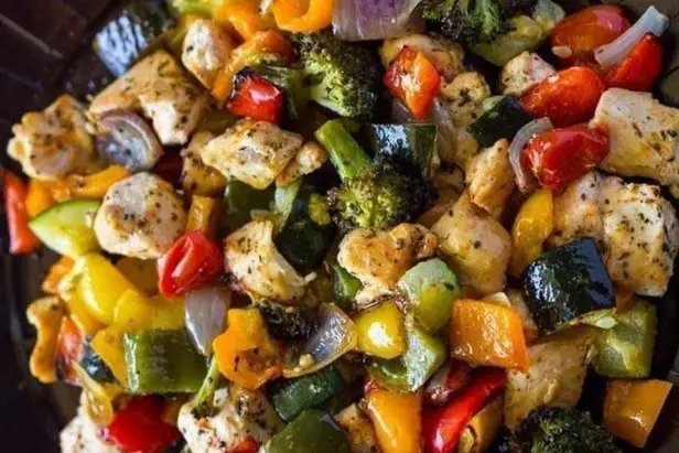 ROASTED CHICKEN AND VEGGIES - Easy Recipes