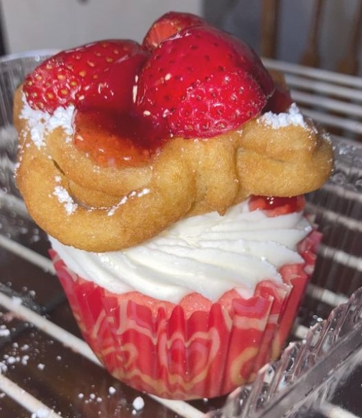Strawberry funnel cake cupcakes