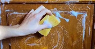 4 tips to remove grease from kitchen cabinets