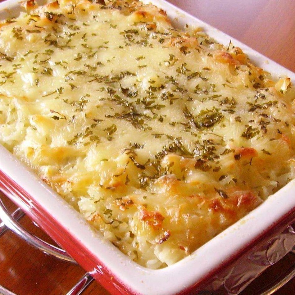 This sweet onion casserole recipe is a wonderful combination of sweet onions, Swiss cheese, and rice. It makes a tasty side dish for any meal, from grilled meats to roasted poultry.