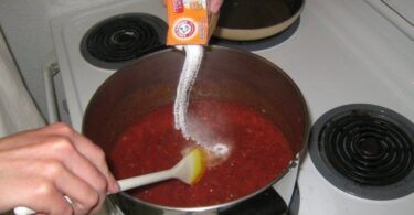 the shocking result when adding baking soda to tomato sauce