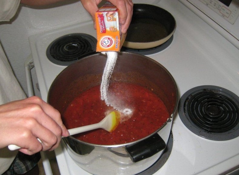 the shocking result when adding baking soda to tomato sauce