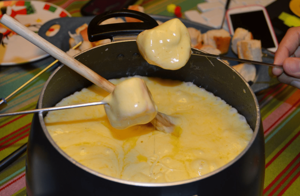 How to fix grainy cheese sauce with cornstarch hack